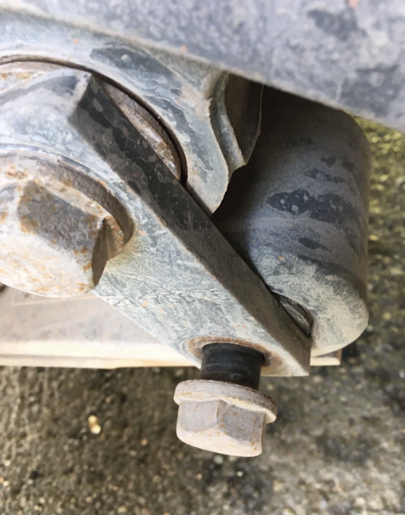 DVSAEnforcement's tweet image. #HGV inspected by our team on the #M42 🚔 

This leaf spring mounting assembly didn’t look out of place at first glance….. until the viewing angle changes 👀…….the bolt had wound its way out &amp;amp; detachment was imminent 😳

Prohibited from use until safely repaired🚫

#SaferRoads