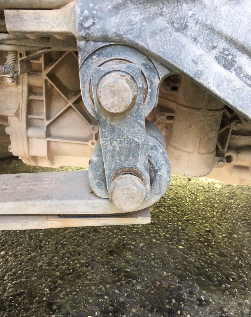 DVSAEnforcement's tweet image. #HGV inspected by our team on the #M42 🚔 

This leaf spring mounting assembly didn’t look out of place at first glance….. until the viewing angle changes 👀…….the bolt had wound its way out &amp;amp; detachment was imminent 😳

Prohibited from use until safely repaired🚫

#SaferRoads
