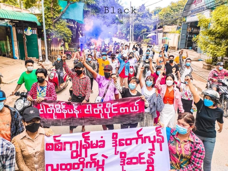 IrrawaddyNews's tweet photo. Residents of #Mandalay’s Sein Pan rallied against the military regime on Wednesday. (Photo: Black)

#WhatsHappeningInMyanmar https://t.co/UveuN0PWwX