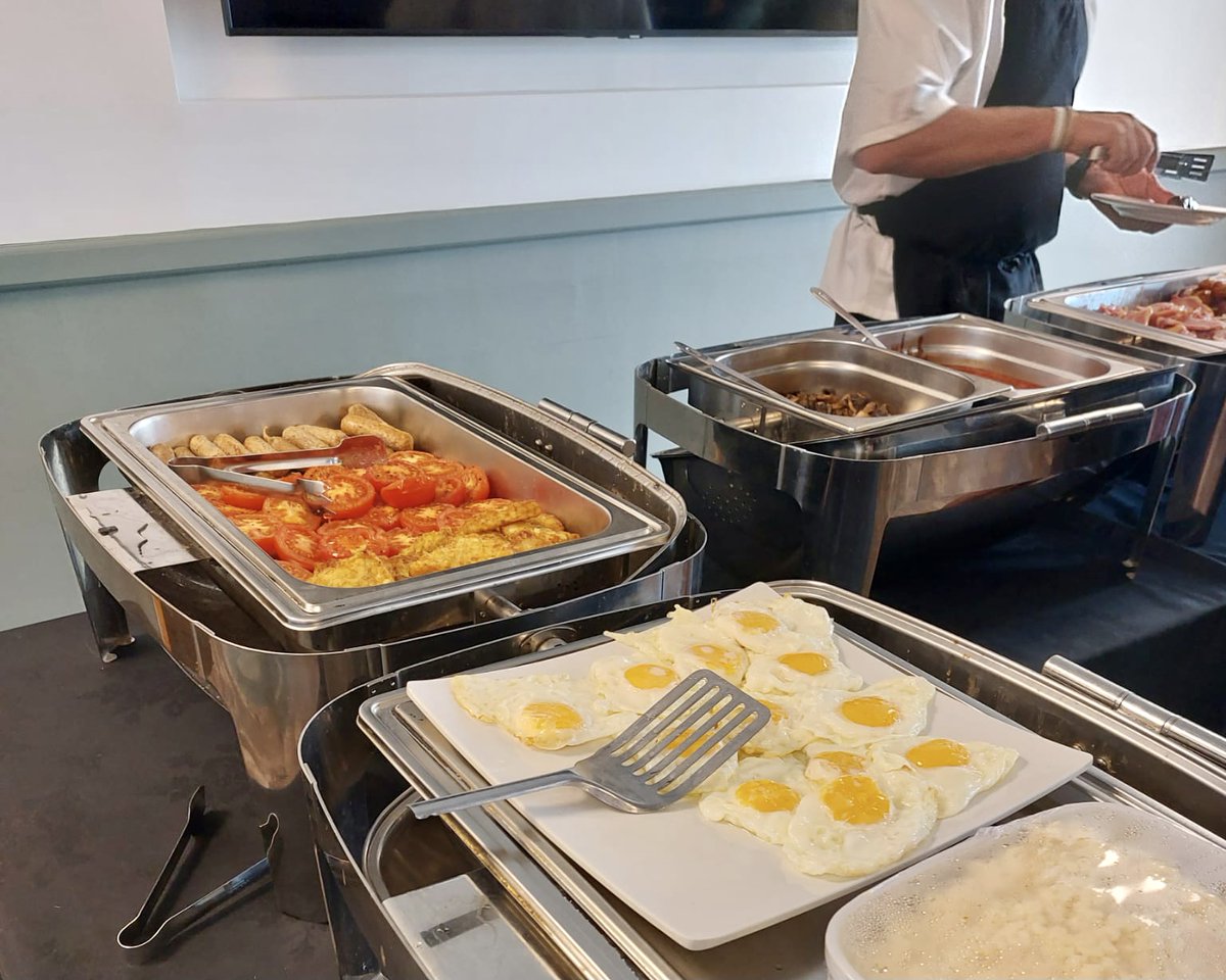 bromleyfc's tweet photo. 📸 𝙎𝙪𝙥𝙥𝙤𝙧𝙩𝙞𝙣𝙜 𝙡𝙤𝙘𝙖𝙡 𝙗𝙪𝙨𝙞𝙣𝙚𝙨𝙨
Early start this morning in our Venue Suite hosting our latest Bromley Business Network meeting
Find out all about it here 👉 https://t.co/UEnn7SowST
#BromleyNetworking #WeAreBromley https://t.co/BFQYOu2kLY