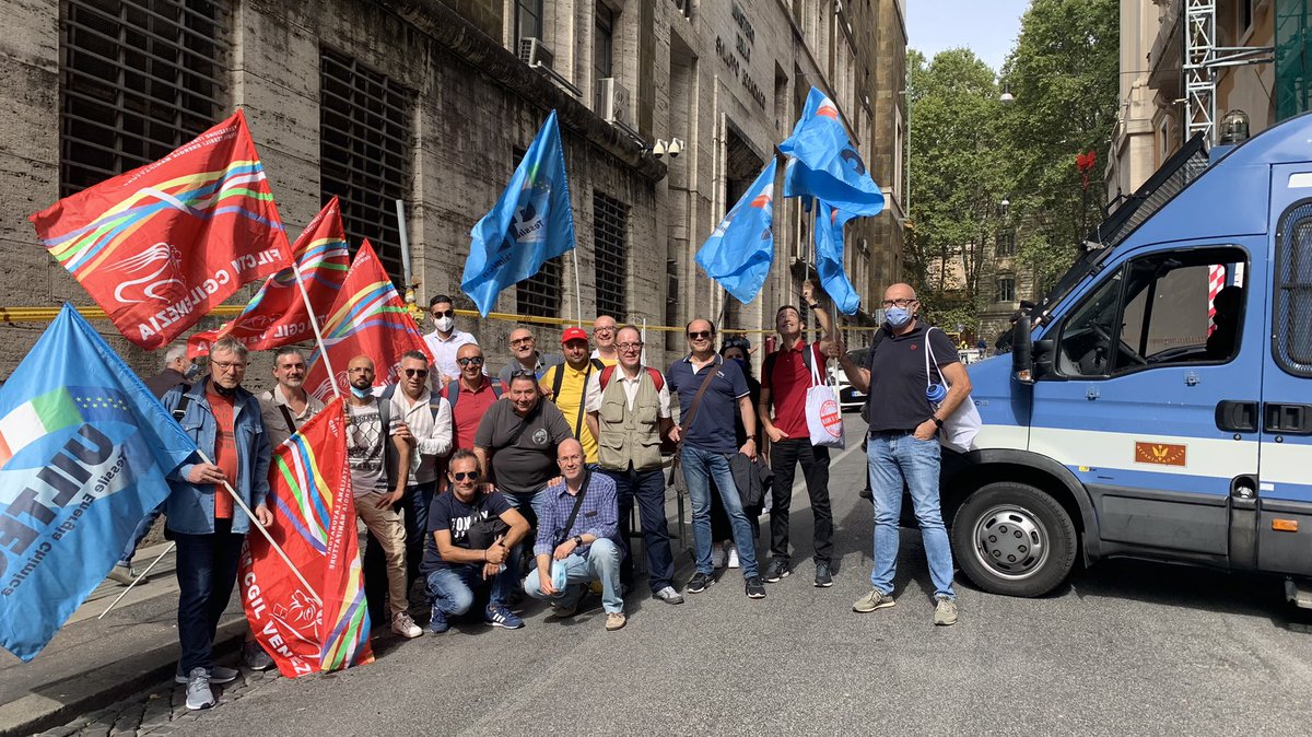 filctemcgil's tweet photo. Lavoratori di #PortoMarghera sotto al @MISE_GOV per dire NO alla chiusura del petrolchimico.
#lavoro #futuro #venezia https://t.co/RSFS9YphsA