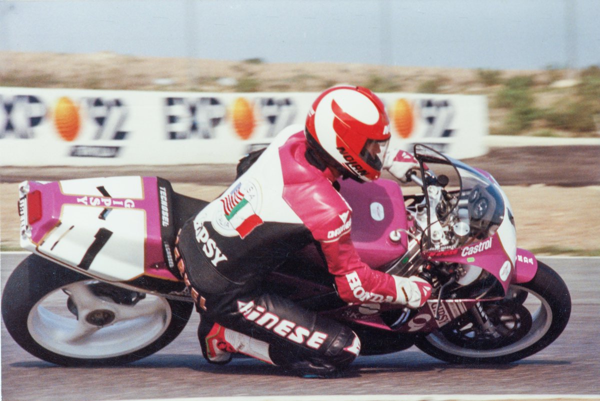 circuitodejerez's tweet photo. Las 10ª prueba del Cto.del Mundo de Superbike, @worldsbk -24 al 26 septiembre- en @circuitodejerez está a la vuelta de la esquina. Recordamos con esta foto de #luisgil a #FredMerkel, 1er campeón de esta especialidad. Logró el título en 1988 y 1989. foto año 1990. https://t.co/Fpknrhsz08