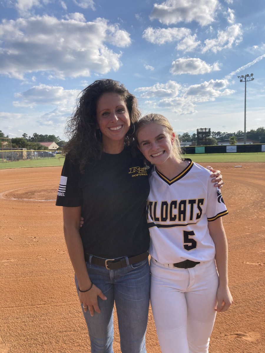 Thank you to the RHHS Softball community and this young lady right here for supporting our teachers. Beautiful night for a beautiful tradition. #RHHSSoftball #RichmondHill_HS 🖤💛
