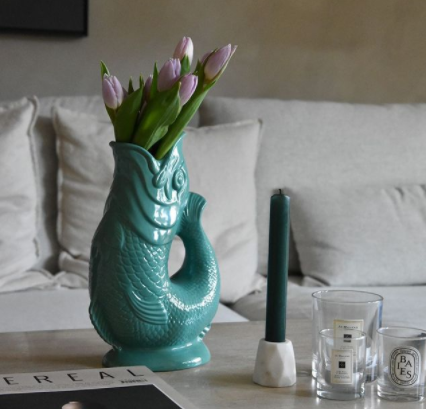 A pop of colour to brighten up a neutral setting… 💐

📷: <a href="/friedalovesemil/">friedalovesemil</a>