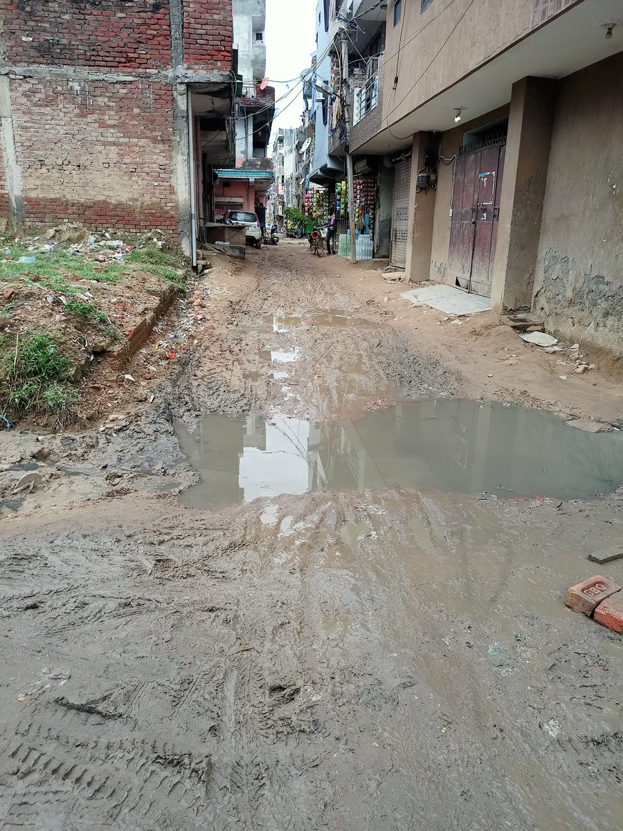 Khalsaashok's tweet photo. शर्म करो #delhigovt @ArvindKejriwal @DharampalLakra @JarnailSinghAAP @yogitabhayana @LtGovDelhi @Sukhvin61956753 
यह है चन्दर विहार का प्रसिद्ध शुक्र बाज़ार
#chanderviharbachao https://t.co/LYRJ45UZGL