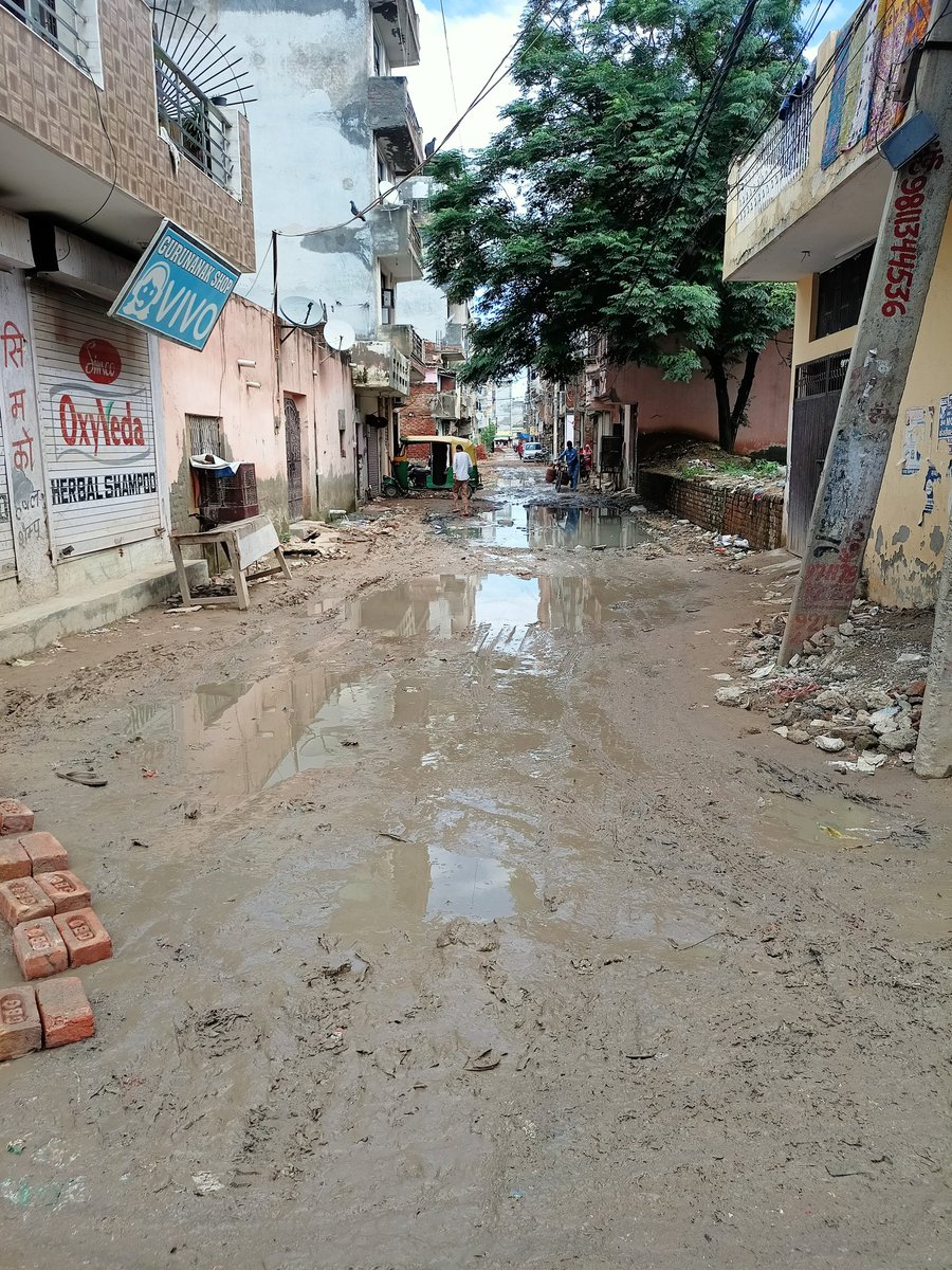 Khalsaashok's tweet photo. शर्म करो #delhigovt @ArvindKejriwal @DharampalLakra @JarnailSinghAAP @yogitabhayana @LtGovDelhi @Sukhvin61956753 
यह है चन्दर विहार का प्रसिद्ध शुक्र बाज़ार
#chanderviharbachao https://t.co/LYRJ45UZGL
