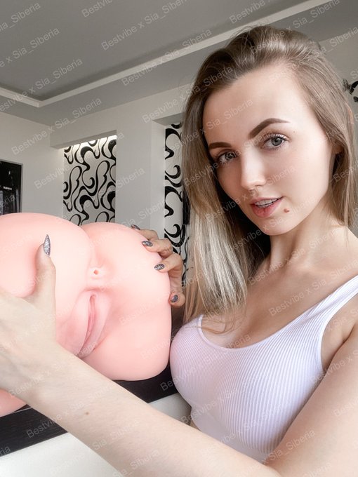 1 pic. Threesome with the sex doll!🥵🥵
RT this if you wanna fuck the goddess😈
Like it if you wanna fuck