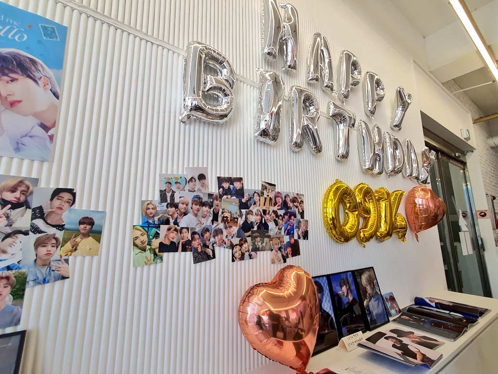 loveskzyap's tweet photo. 카페 크리스가든🤩

사람이 꽉 차있어서..앉지는 못하구
테이크아웃만 했던ㅠㅠ
안에 취향 투표 판넬도 있다고 봤는데ㅠㅠ못해서 너무 아쉬웠어요😭
벽면이 한이들로 꽉 차 있어서 너무 이쁘고 좋았습니당😍

#있잖아요_오늘_한이_생일이에요
#Always_In_Your_Orbit https://t.co/PnZ0mlP3pt