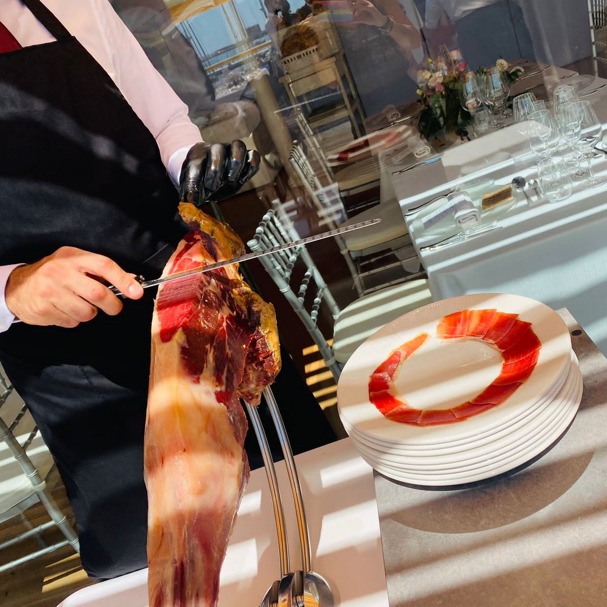 pm_chef's tweet photo. Si el jamón es de primera y encima lo cortan con mimo y profesionalidad... ¡otro rollo! 🤤

Haz tu reserva aquí 👉  968 52 39 59 / 722 32 95 68

Consulta nuestra carta aquí 👉  https://t.co/iXq8U4spi2
. . .
#chef #eszencia #pablomartinez #yummy #restaurantescartagena #food https://t.co/lwUXH2d3MH