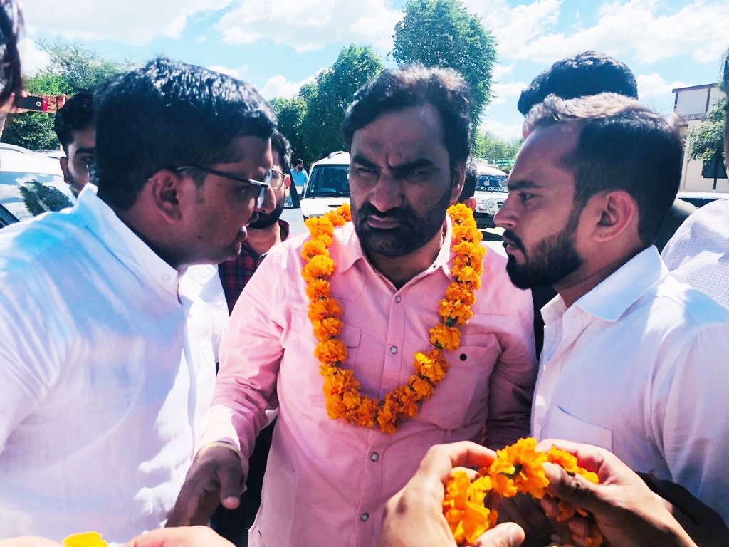 RajpalChoudhry's tweet photo. नागौर सांसद भाईसाहब हनुमान जी बेनीवाल के साथ हनुमानगगढ़ जाते समय रास्ते में सीकर चौराहा व बाईपास पर स्वागत की तस्वीरे आपके साथ सांझा कर रहा हूं
@hanumanbeniwal @RLPINDIAorg https://t.co/PuQ3ye6EmL