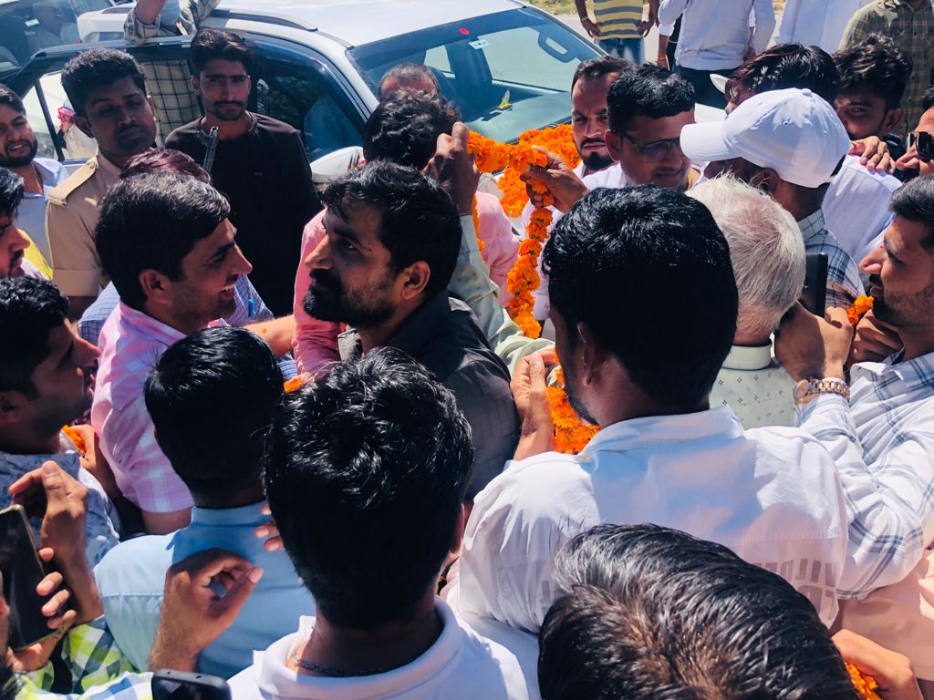 RajpalChoudhry's tweet photo. नागौर सांसद भाईसाहब हनुमान जी बेनीवाल के साथ हनुमानगगढ़ जाते समय रास्ते में सीकर चौराहा व बाईपास पर स्वागत की तस्वीरे आपके साथ सांझा कर रहा हूं
@hanumanbeniwal @RLPINDIAorg https://t.co/PuQ3ye6EmL