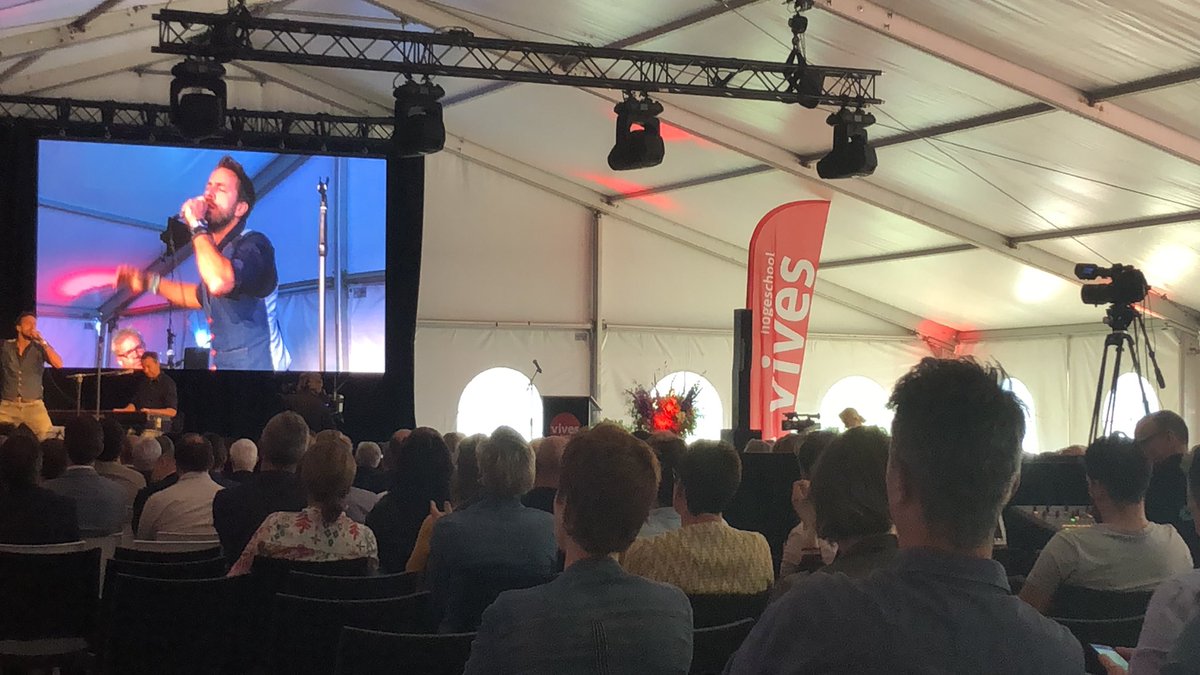 Academische opening Hogeschool VIVIES, <a href="/viveshogeschool/">Hogeschool VIVES</a> met topsperekers, met <a href="/GugaBaul/">Guga Baúl</a>, volle zaal en receptie! Bijna vergeten dat dit nog kon