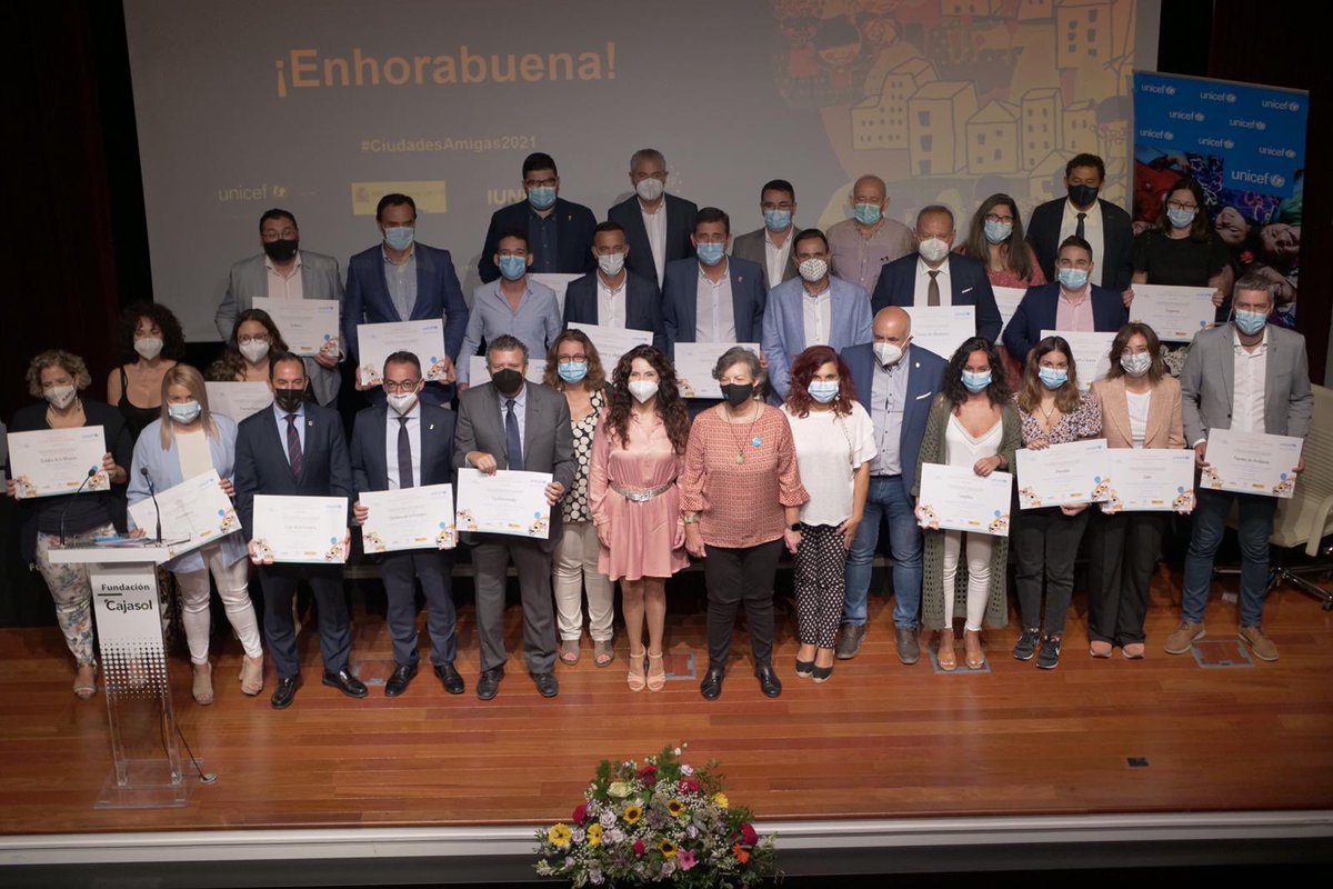 UNICEFAndalucia's tweet photo. Concluye el acto de agradecimiento a las #CiudadesAmigas2021 de #Andalucía. La presidenta de @UNICEFAndalucia  @zmengual ha destacado su enorme esfuerzo en una convocatoria difícil marcada por la #Covid19 y el trabajo extra que ha supuesto. Por eso y tanto: ¡Enhorabuena! https://t.co/j7yofKez9y