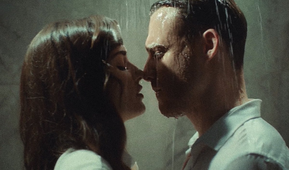 divs_429's tweet photo. her smile as she caressed him,exhibiting her longing for such a moment; him noticing her love and care,pulls her closer,bridging all the gaps between them; both getting to see the other’s yearning and them turning their breath into one🔥
#EdSer #SenÇalKapimi https://t.co/VCdpW6iYxE