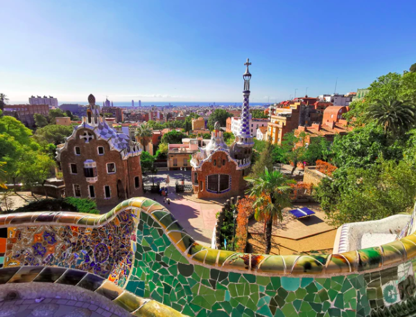 The fascinating Park Güell, did you know Gaudí actually lived here with his family? 😌🎨

El fascinante Parc Güell, ¿sabías que Gaudí vivió aquí con su familia? 😌🎨