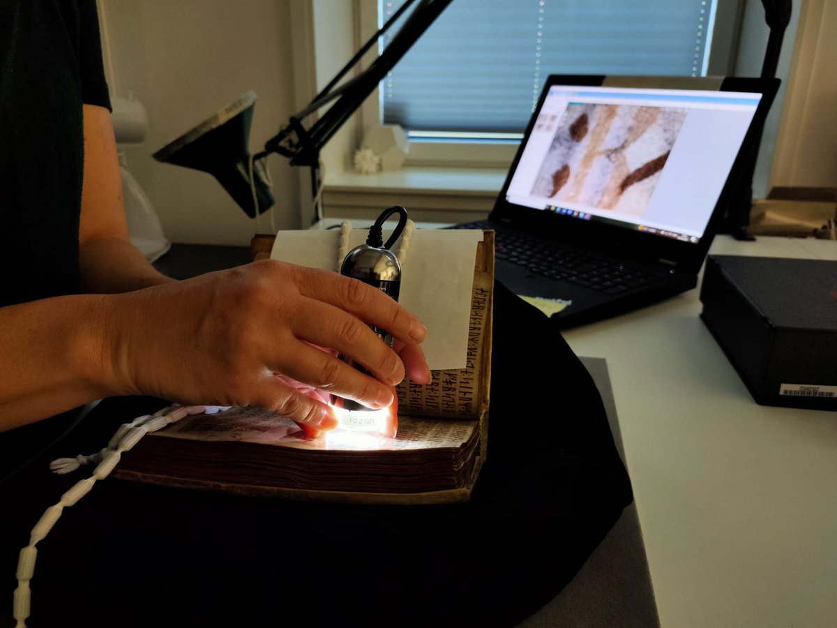 paolaperat's tweet photo. Doing #material analysis of #CodexRunicus at @arnamagnaean using microscopic inspection of the inks used. https://t.co/QWJYiFkURF