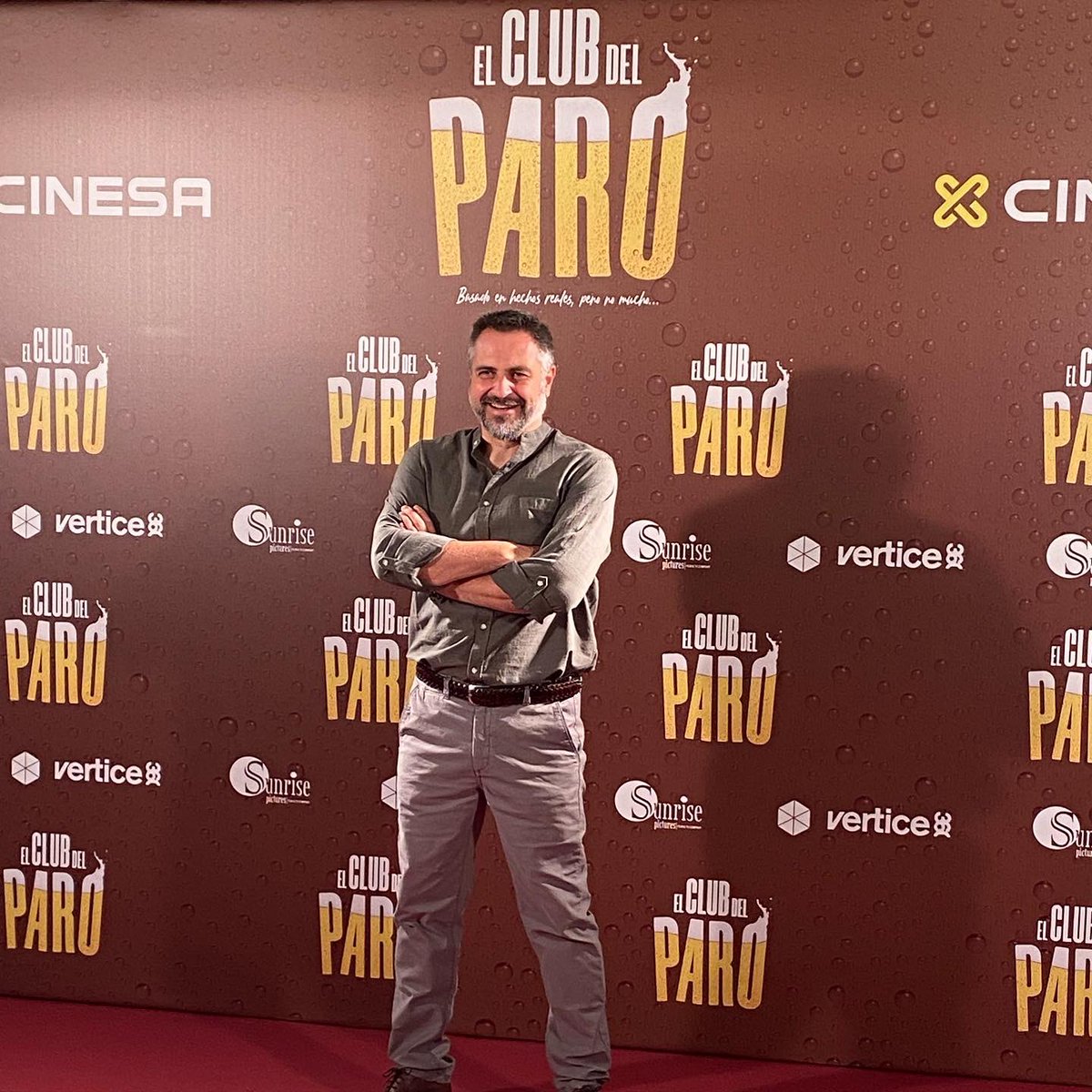 Vertice360's tweet photo. Presentando a medios #ELCLUBDELPARO, podréis disfrutar de ella el viernes, 17 de septiembre, en cines !!!
@aisladomarques @adriacollado #carlosareces #ericfrances
🍻 https://t.co/1vTuJ7eORs