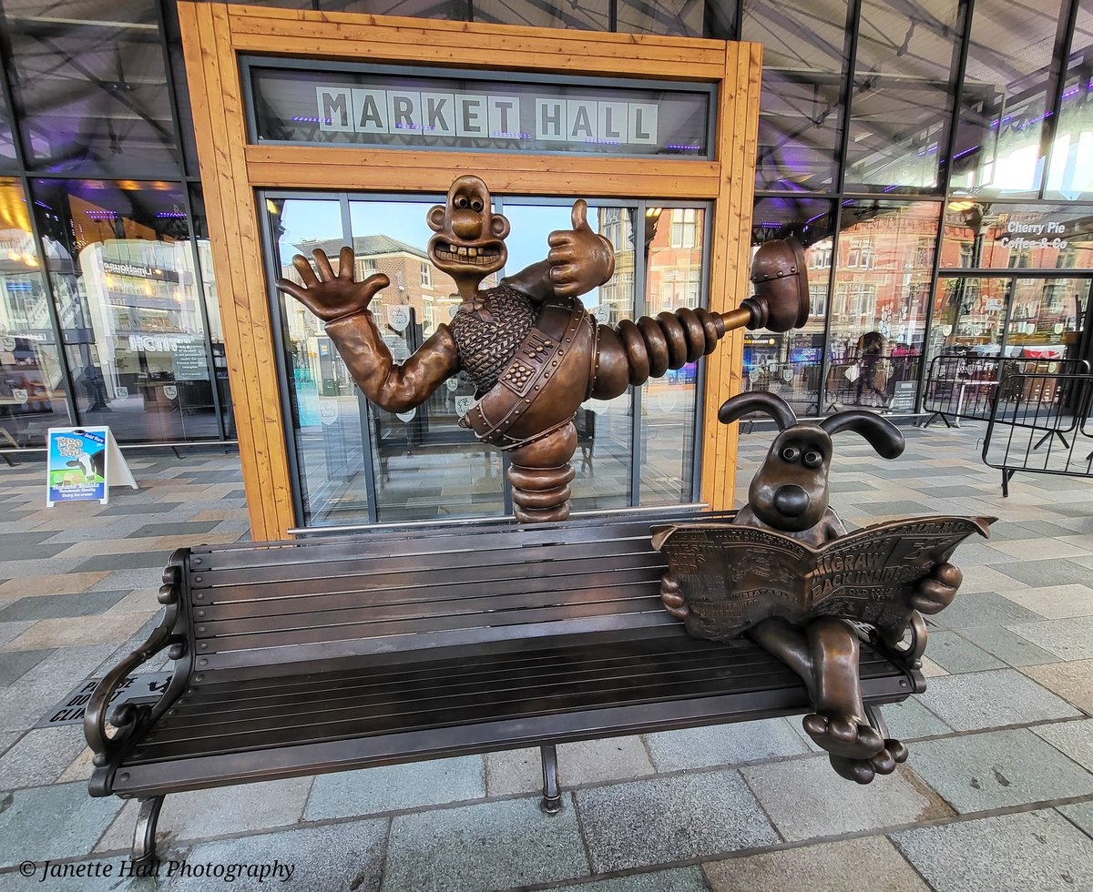 Wallace Gromit bench 
#wallacegromitbench #wallaceandgromit #bench #sculpture #art #nickpark #Preston #lancashire #prestonmarket #wednesdaymorning #morning #northwestengland #City #igerspreston #proudpreston <a href="/prestoncouncil/">Preston City Council</a> <a href="/BIDPreston/">Preston City Centre BID</a> <a href="/visitpreston/">Visit Preston</a> <a href="/prestonmarkets/">Preston Markets</a>