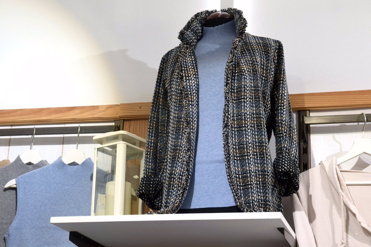EncantsStAntoni's tweet photo. 💁🏻 Vine als #EncantsdeSantAntoni i descobreix tot el que proposa la #ModaTardor 🍂 que arribarà aviat! Des de vestits 👗 amb colors lluents a jaquetes, jerseis i els complements, com els que ja pots trobar a #MaiteBarcelona Mira quins verds i blaus!
#ModaDona #ModaJove #Outfit https://t.co/kprUd7B9qd