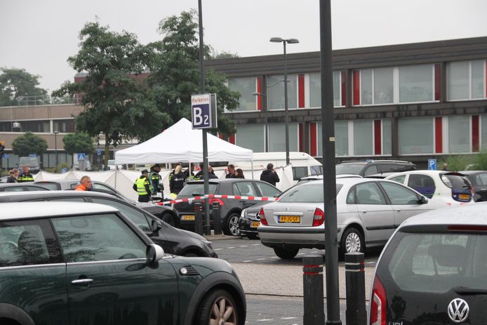Lichaam gevonden op parkeerplaats ZGT in Almelo, politie doet onderzoek.