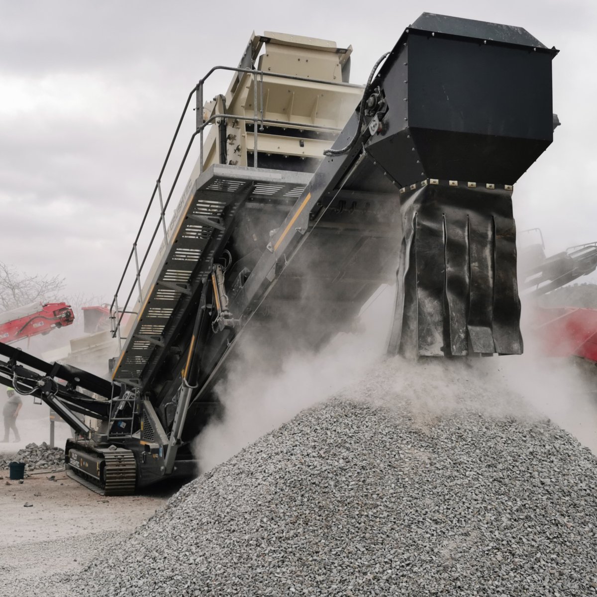 PilotCrushtec's tweet image. Our first Nordtrack Mobile Triple Deck S4.9 screen pumping on-site.
We’re all very happy to see how this unit is performing during commissioning on-site.
#metsomobile
#mobilescreening
#pilotcrushtec
#crushingequipment
#screeningequipment
#crushingandscreening
#mining
#aggregates