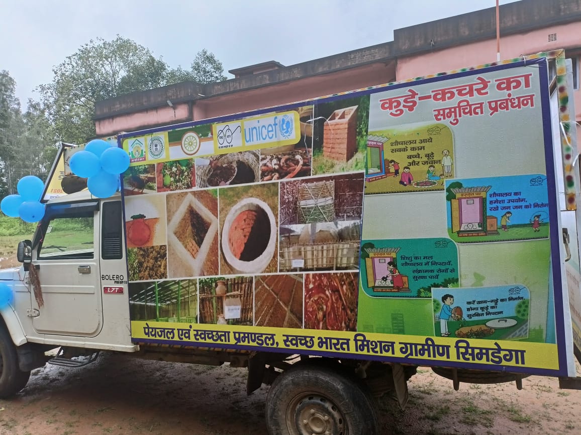 Swachhjhar's tweet photo. As part of #Satyagraha Se Swachagraha Rath Yatra, Swachhata Raths deployed in all districts of Jharkhand State. All Swachhata Rath will raise awareness on #ODFPlus.
#My clean Jharkhand 
#AzadiKaAmritMahotsav 
@MithileshJMM @swachhbharat @ArunBaroka @UNICEFIndia @drravindrabohra https://t.co/ydofj2SNua