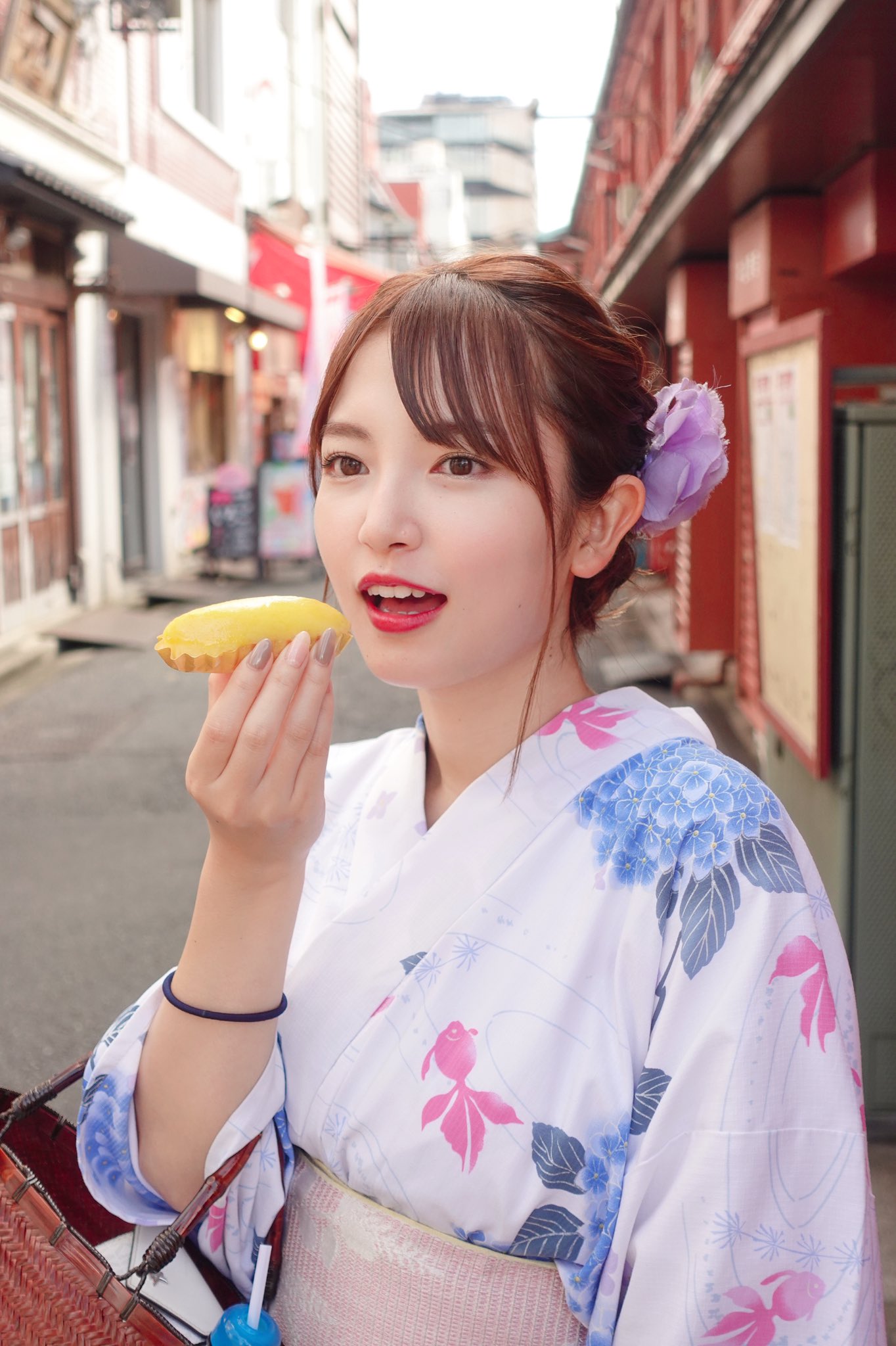 ミス横国 No 1 松本 華 こんばんは この写真は スイートポテトを食べています 私はお芋大好きで 大学芋もよく食べます これからお芋の季節なので楽しみです ミスコン ミスコン21 ミス横国 横国 Msynu 浴衣 T Co Zhtssoko9q
