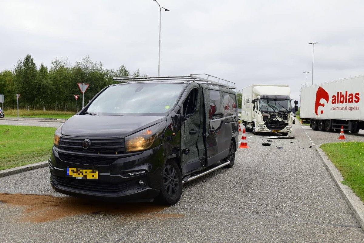 Een gewonde bij aanrijding met vrachtwagen met radioactieve lading bij Schiphol-Rijk
