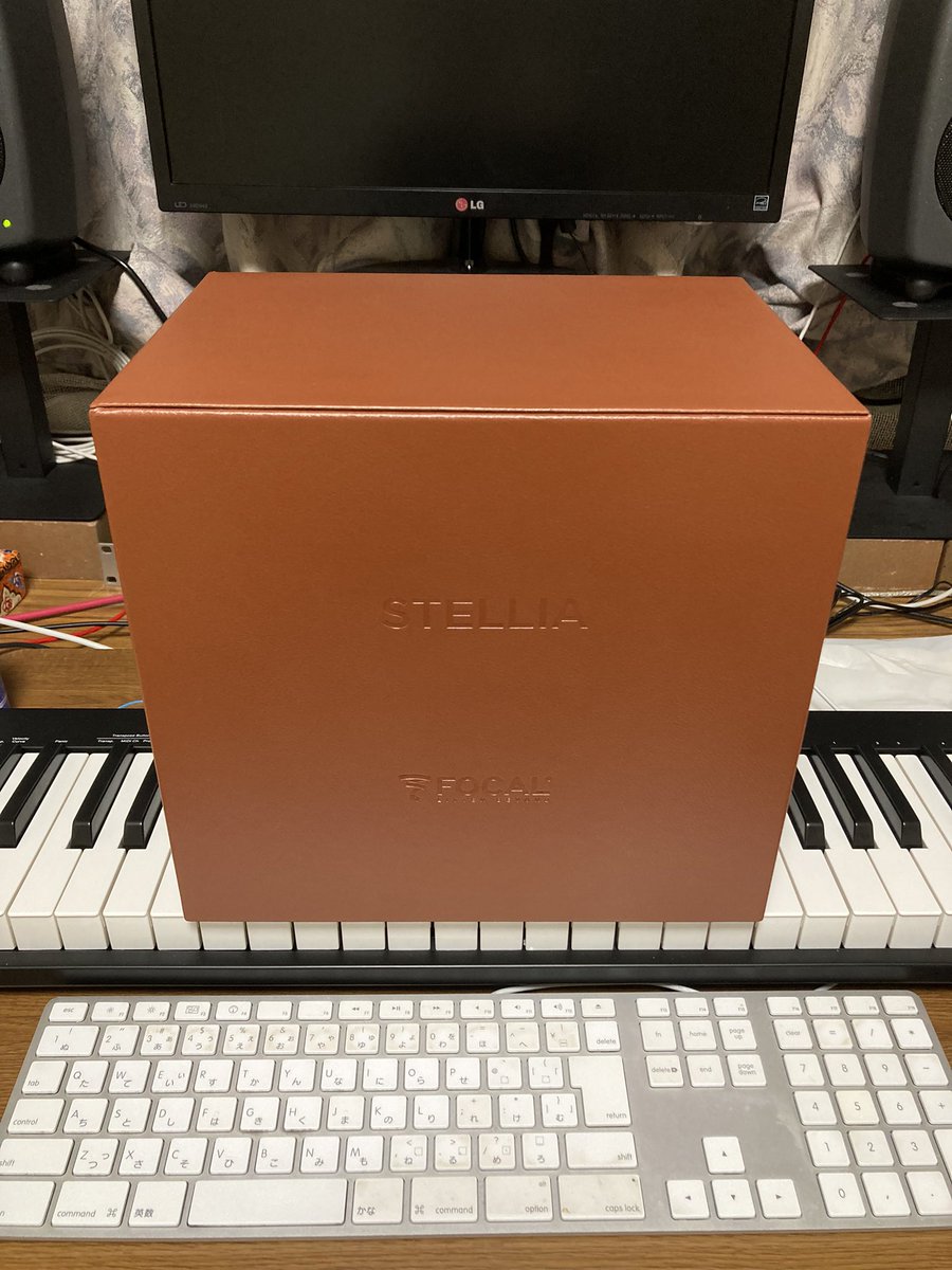 TaKA_021's tweet photo. ヘッドホン届いた！箱でか！w
#focal #stellia https://t.co/X8cUcIn0Is