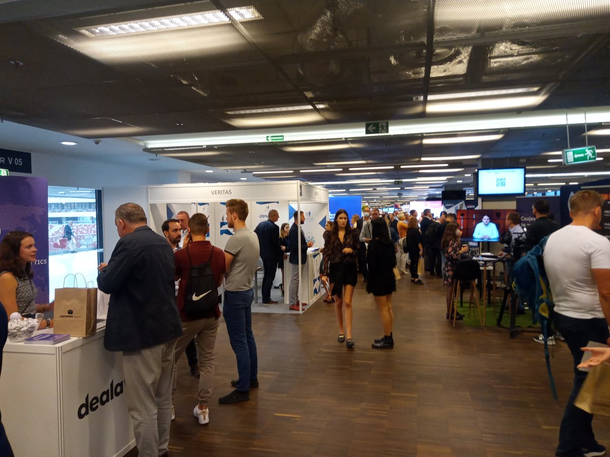 MichalDubrawski's tweet photo. Na eTrade Show Michał Sutryk z Gameset o potencjale sprzedażowym Gamingu. Influencerzy, Twitch stream i Discord to główne kanały dotarcia do klienta. A gra już blisko połowa Polaków #ecommerce https://t.co/wil3dJWD8p