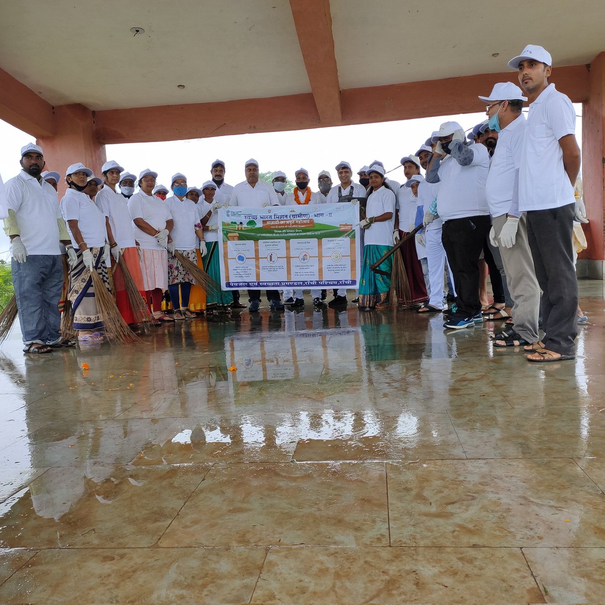 Swachhjhar's tweet photo. Starting AKAM #Swachhata Hi Seva Campaign at state in the presence of Director Incharge SBM(G), Consultant-Ministry of JS.
#SwachhataHiSeva
Discussion on ODFP+,Shramdan, Swachhata Shapath
#AzadiKaAmritMahotsav
@MithileshJMM @swachhbharat @ArunBaroka @UNICEFIndia @drravindrabohra https://t.co/BtSZBI3tVj