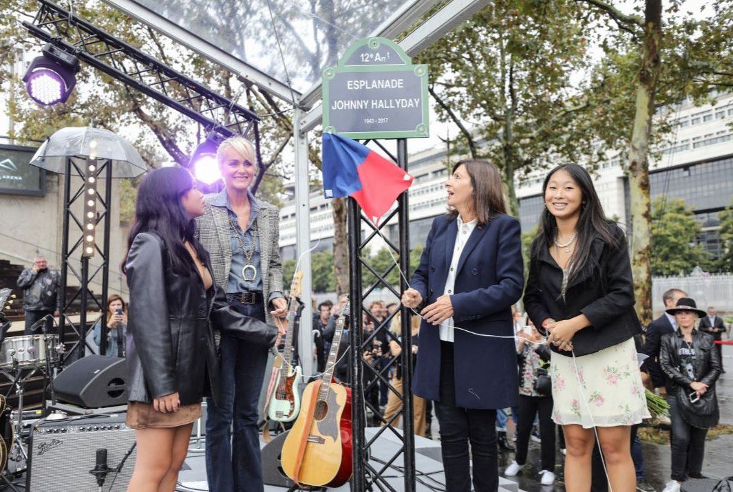 trapet1's tweet image. Merci @LHallyday et @Accor_Arena très bel hommage et énormément d’émotions, enfin @JohnnySjh à son nom ds la ville qui l’a vus naître. Enfin pouvoir ce retrouver entre fans  c’était important. Passage à la Madeleine obligé ♥️  🙏