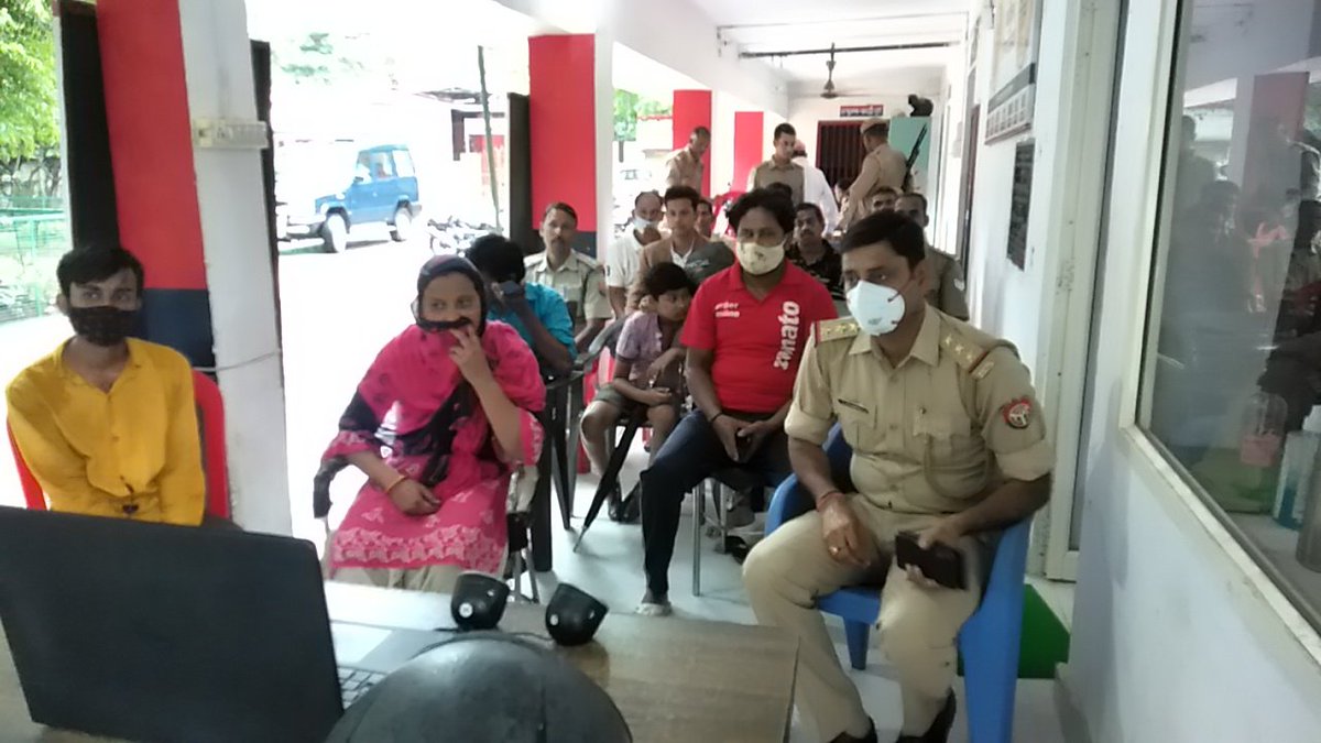 ShoPremNgrjhs's tweet photo. थाना प्रेमनगर परिसर में सायबर जागरूकता अभियान के तहत वीडियो कांफ्रेंसिंग पर जनता के व्यक्तियों व पुलिसकर्मीयों क�� दिखाकर जागरूक किया गया https://t.co/vKbnPTgfZS