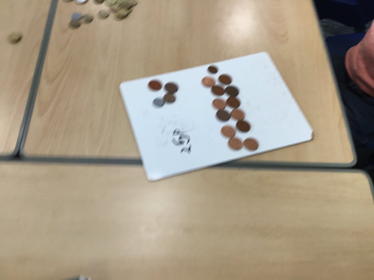 BalgreenPrimary's tweet photo. #Primary3a are selecting coins to make amounts. They were doing this in 3 different ways https://t.co/m4RXxUOCAy