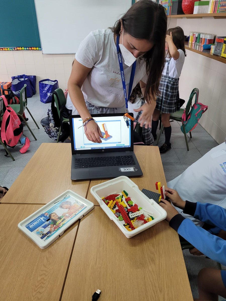SMNARANCOAV's tweet image. Alumnado de Educación Primaria experimenta, disfruta y aprende con @Robotix_educa 
¡Gracias a la facilitadora, Laura, por su Mater Class!

#SinEmociónNoHayAprendizaje
#SMNaranco
#ColegioConcertado
#ColegioPrivado
#InnovaciónEducativa
#InclusiónEducativa
#Oviedo
#Asturias
