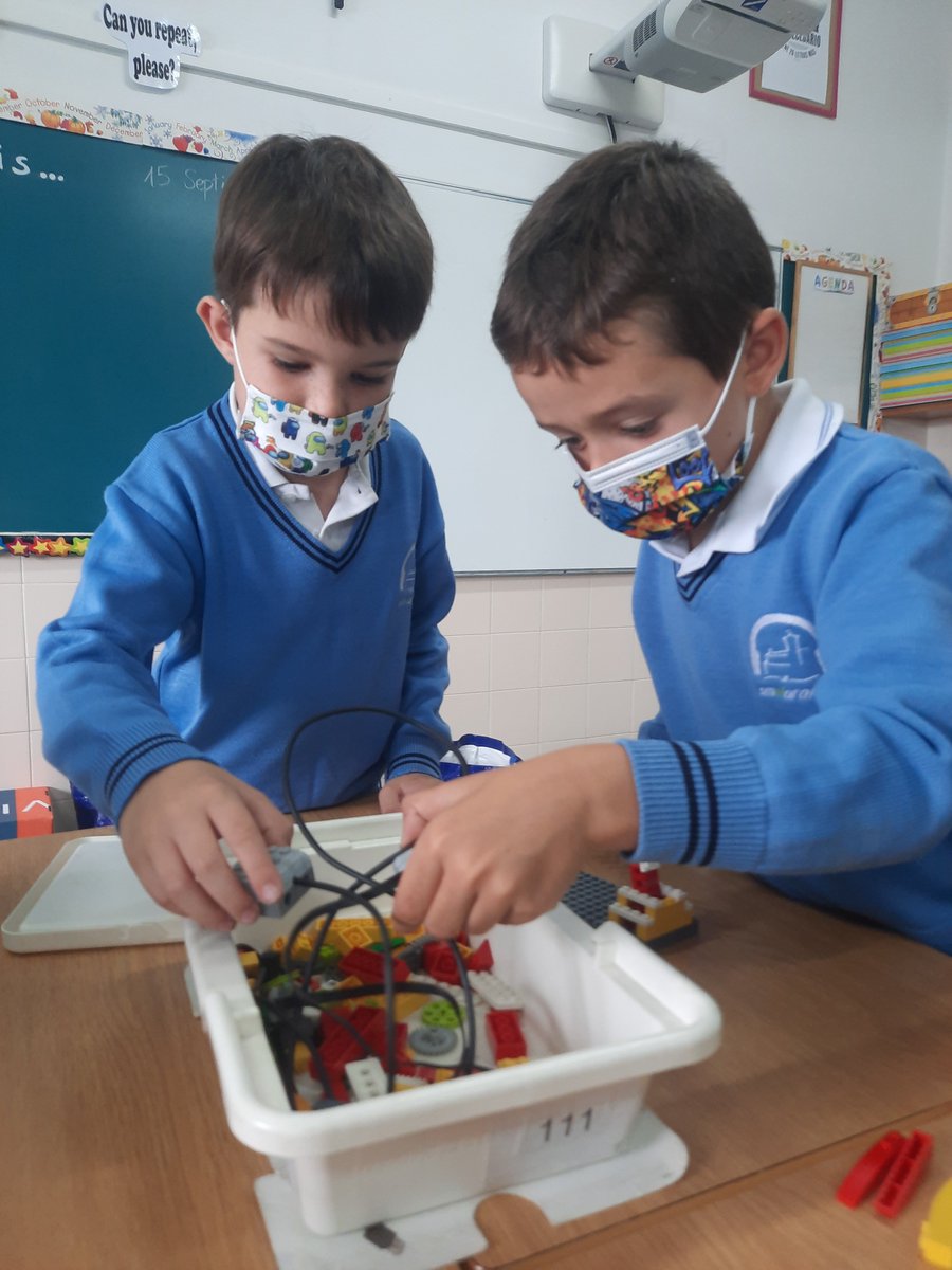 SMNARANCOAV's tweet image. Alumnado de Educación Primaria experimenta, disfruta y aprende con @Robotix_educa 
¡Gracias a la facilitadora, Laura, por su Mater Class!

#SinEmociónNoHayAprendizaje
#SMNaranco
#ColegioConcertado
#ColegioPrivado
#InnovaciónEducativa
#InclusiónEducativa
#Oviedo
#Asturias