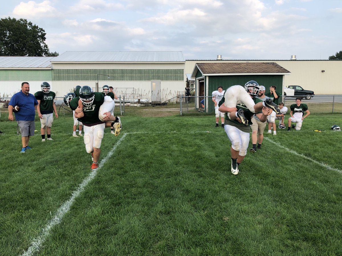 maldot56's tweet photo. Fellas get jacked up for less conditioning challenges. The D line sacrificed their bodies yet again so our linebackers have an easy time. Hilarious to watch. https://t.co/ibRsqA8srf