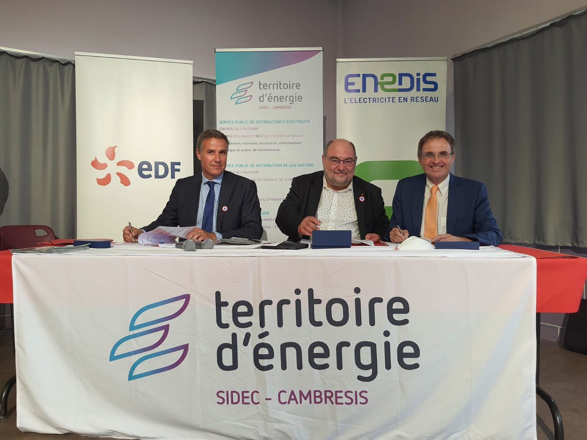 Je suis très fier de signer un nouveau contrat de concession pour 30 ans entre le <a href="/sidec59/">Sidec-Cambresis</a>, <a href="/enedis/">Enedis</a>_npdc et <a href="/EDF_HDF/">EDF Hauts De France</a>. Cette signature est une marque de confiance envers @enedis, opérateur industriel de #ServicePublic au service des 110 communes et EPCI adhérentes du <a href="/sidec59/">Sidec-Cambresis</a>.