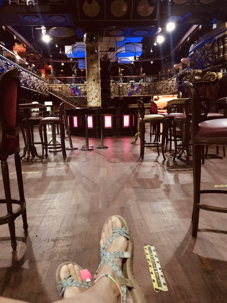 Esta temporada parece que nos dejarán trabajar, aquí estoy de nuevo, con ilusión, nervios, contemplándote, preparando, soñando con verte sonreír, emocionada y muy feliz... 
Es el momento de levantar el telón, encender luces y poner banda sonora a la vida 🥳🙌🏻
#viveTeatre