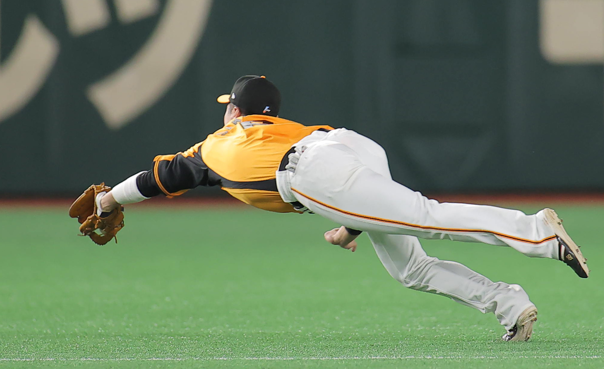 巨人情報 サンスポ 本日のベストショット 坂本勇人 選手が六回に見せた超ファインプレー グラブの先で執念のキャッチ 撮影 中井誠 巨人 Giants ジャイアンツ サンスポ T Co Jes5dzvxqx Twitter