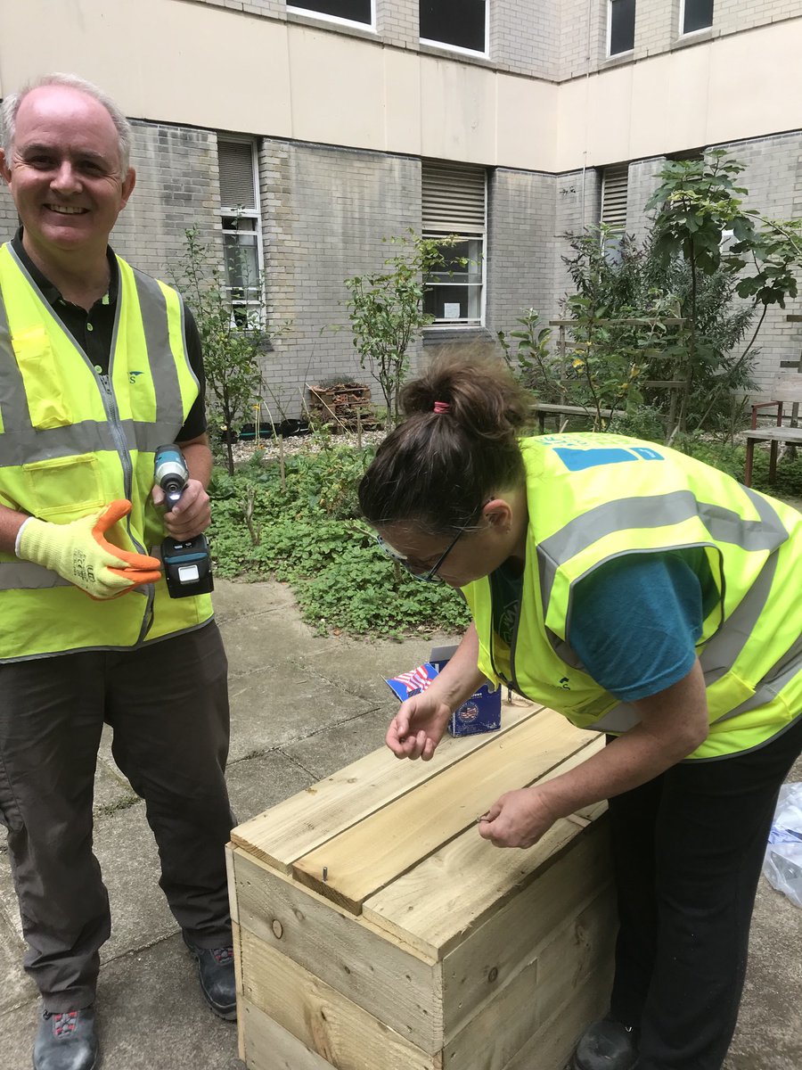 SuPickerill's tweet photo. ⁦@WatesGroup⁩ team hard at work in the staff ‘secret garden’ providing outdoor space to get some time away from the bustle at Basingstoke hospital with ⁦@TCVtweets⁩ ⁦@TCVGreenGym⁩ #WatesCCW2021 https://t.co/we5aFayst3