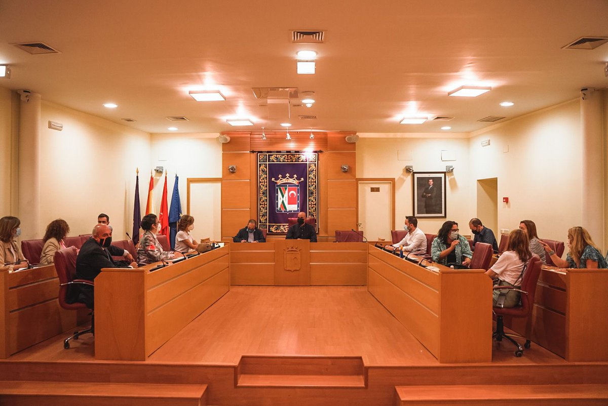 Junto a <a href="/AgustinFJ_/">Agustín de la Fuente Jiménez</a> reunidos con las direcciones de los colegios de infantil y primaria de #ColmenarViejo, analizando el inicio del curso escolar, los diferentes programas que se deben revisar y las mejoras que se van a adoptar en los próximos meses.