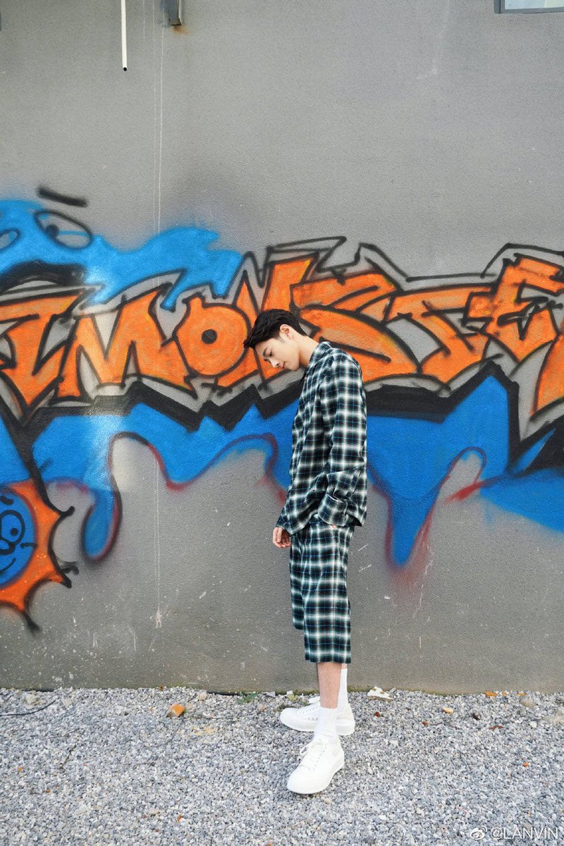 onlylaikuanlin's tweet photo. แอค Lanvin อัพเดทรูปควานลินในเวยป๋อ   เซ็ทนี้หล่อเท่มาก สตรีทบอยที่แท้ 🤖🎃 https://t.co/gnYCYy9Vh1