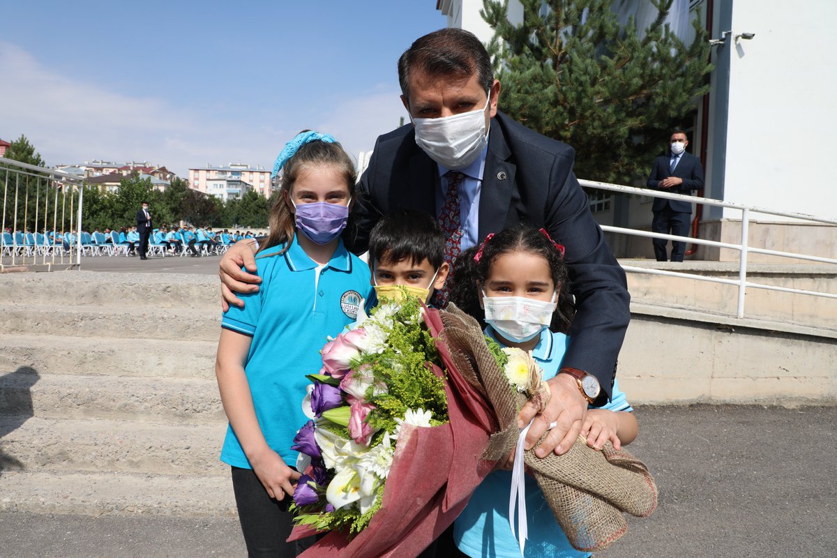 sivasvaliligi's tweet image. 1⃣ 2021-2022 Eğitim-Öğretim Yılı İlköğretim Haftası Kutlama Programı Merkez Lütfi Abay İlkokulu’nda gerçekleştirildi. 

Programda İl Millî Eğitim Müdürü Ergüven Aslan, Belediye Başkanı Hilmi Bilgin ve Sivas Milletvekili Semiha Ekinci birer konuşma gerçekleştirdi.

#Eğitim2023