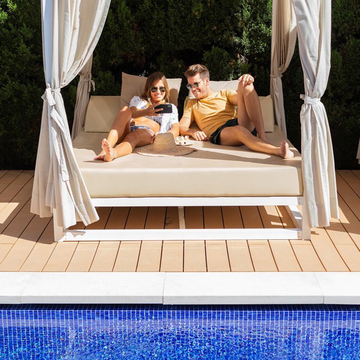 “Envidia: deseo de hacer o tener lo que otra persona tiene”. Básicamente, lo que ocurre cuando haces una videollamada con alguien desde las camas balinesas de la piscina sólo adultos del Mar Hotels Playa de Muro Suites.
#mejorqueencasa