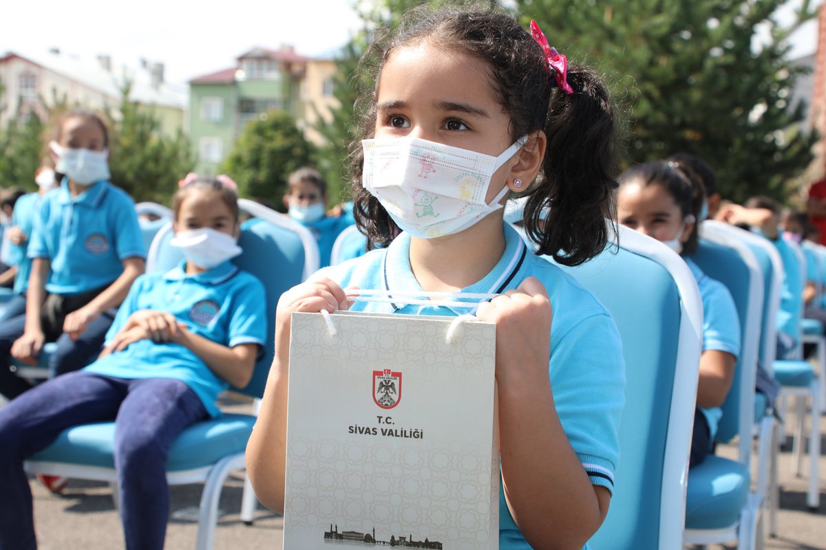sivasvaliligi's tweet image. 1⃣ 2021-2022 Eğitim-Öğretim Yılı İlköğretim Haftası Kutlama Programı Merkez Lütfi Abay İlkokulu’nda gerçekleştirildi. 

Programda İl Millî Eğitim Müdürü Ergüven Aslan, Belediye Başkanı Hilmi Bilgin ve Sivas Milletvekili Semiha Ekinci birer konuşma gerçekleştirdi.

#Eğitim2023