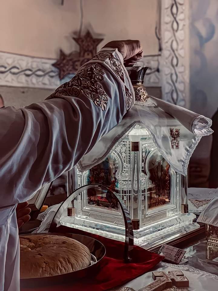 أمّا ونَحنُ مُحاطونَ بِسَحابَةٍ كَثيفَةٍ مِنَ الشّهودِ... فشُدّوا أيديَكُمُ المُستَرخِيَةَ ورُكَبَكُمُ الضّعيفَةَ، واَجعَلوا طُرُقًا مُستَقيمَةً لأقدامِكُم فلا يَنحَرِفَ الأعرَجُ بَلْ يَشفى.
رسالة إلى العبرانيين ١٢