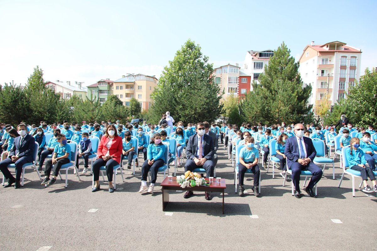 sivasvaliligi's tweet image. 1⃣ 2021-2022 Eğitim-Öğretim Yılı İlköğretim Haftası Kutlama Programı Merkez Lütfi Abay İlkokulu’nda gerçekleştirildi. 

Programda İl Millî Eğitim Müdürü Ergüven Aslan, Belediye Başkanı Hilmi Bilgin ve Sivas Milletvekili Semiha Ekinci birer konuşma gerçekleştirdi.

#Eğitim2023