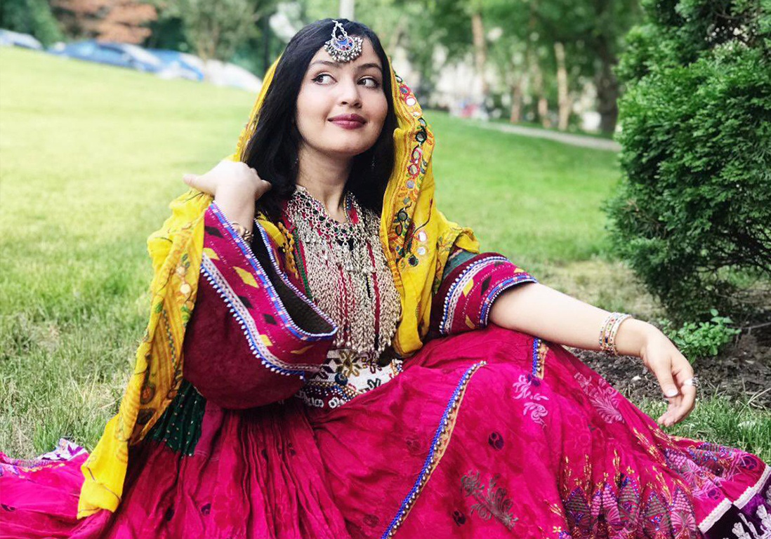 ELLEfrance's tweet image. #DoNotTouchMyClothes : contre la burqa, les Afghanes défendent leurs tenues traditionnelles dlvr.it/S7cMvz