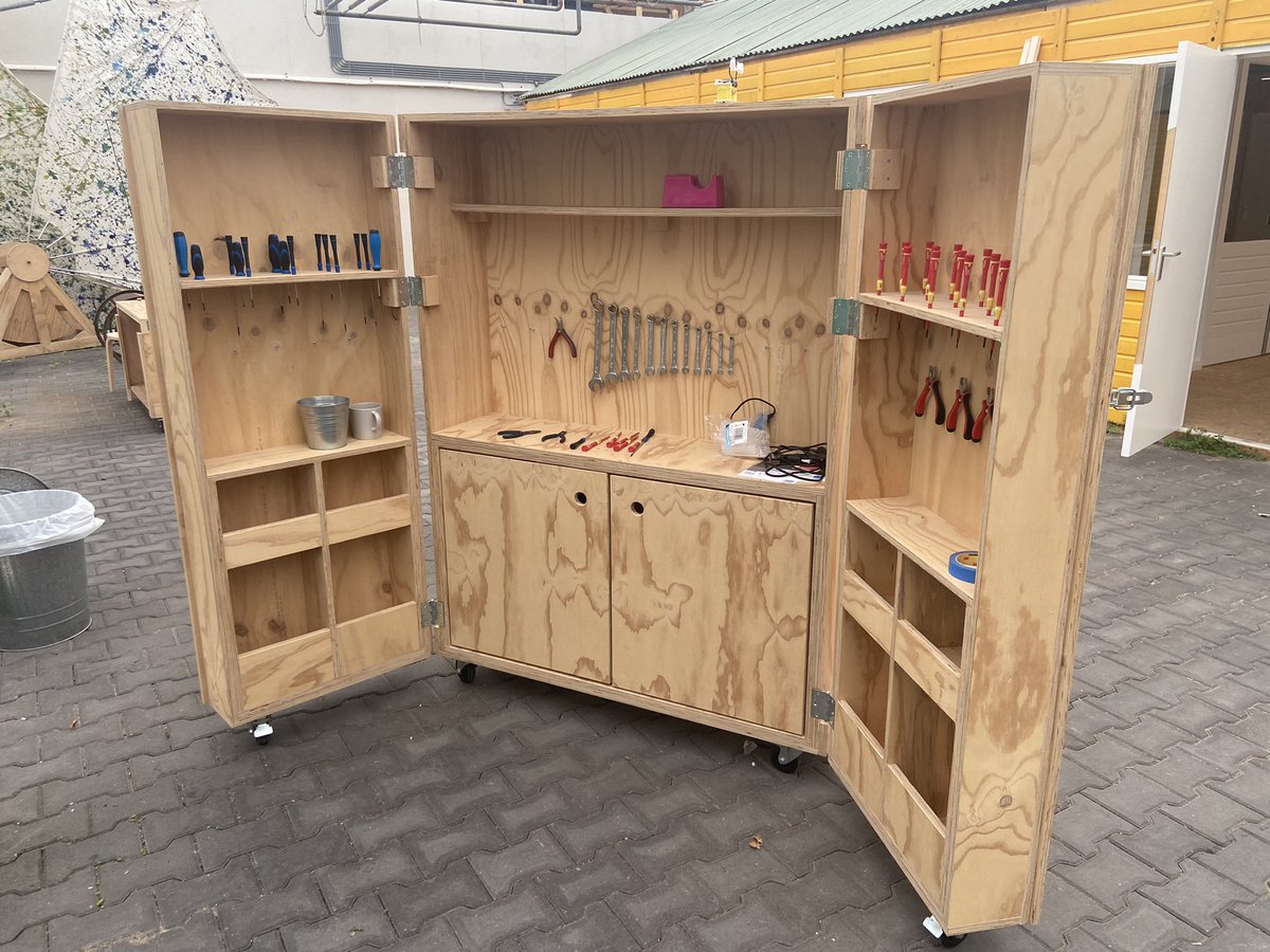 spits_j's tweet photo. Met de wijkcoalitie #Overvecht op bezoek bij de @ontdekhal waar kinderen uit de wijk kennis kunnen maken met techniek en bouw. Fijn dat wij als @PortaalWonen aan de ontwikkeling en opstart een (bescheiden) bijdrage hebben mogen leveren! https://t.co/JUQKZbtt0h